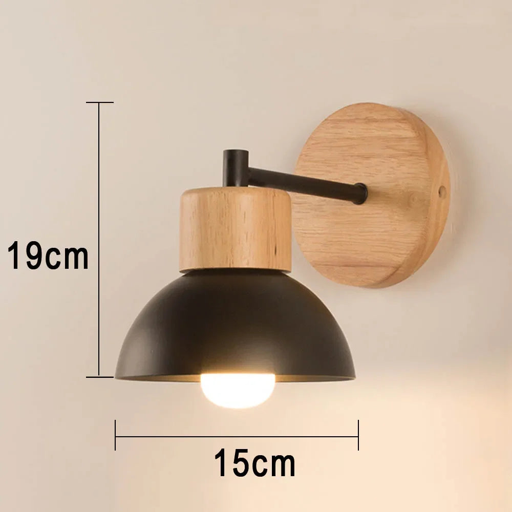 Wandleuchte aus Holz und Metall