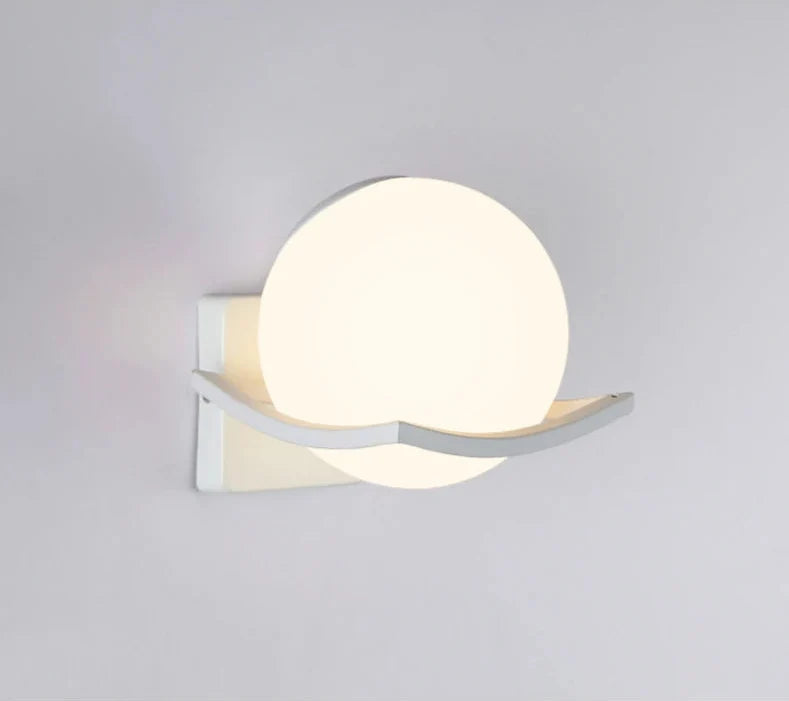 Makar Wandleuchte mit Glaskugel