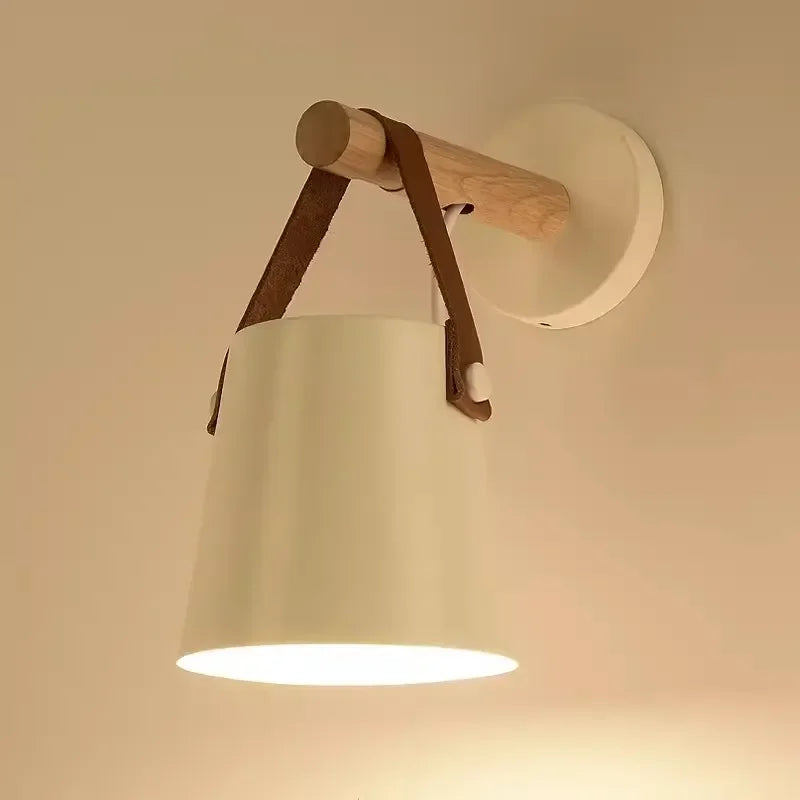 Wandleuchte aus Holz und Leder
