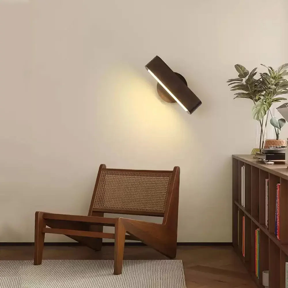 Drehbare Wandleuchte aus Holz