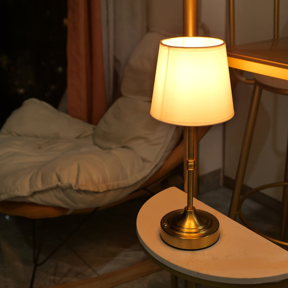 Kabellose Tischlampe mit Stoffschirm