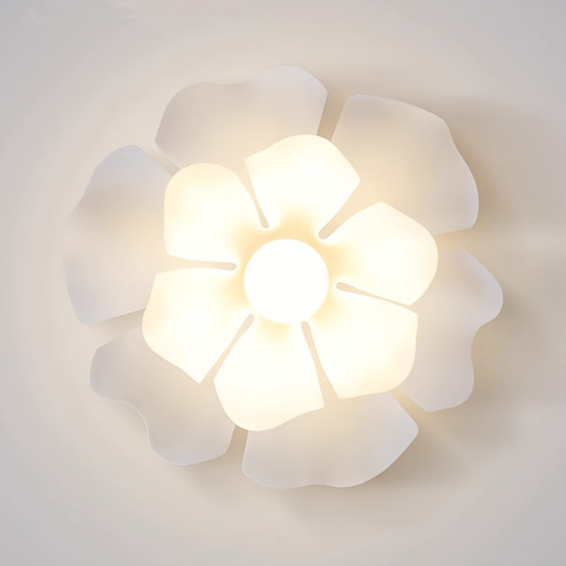 Deckenleuchte mit Blütenblättern