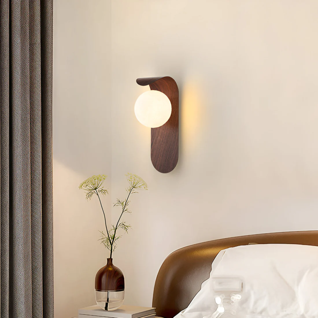 Icar Holz-Wandleuchte mit Glaskugel