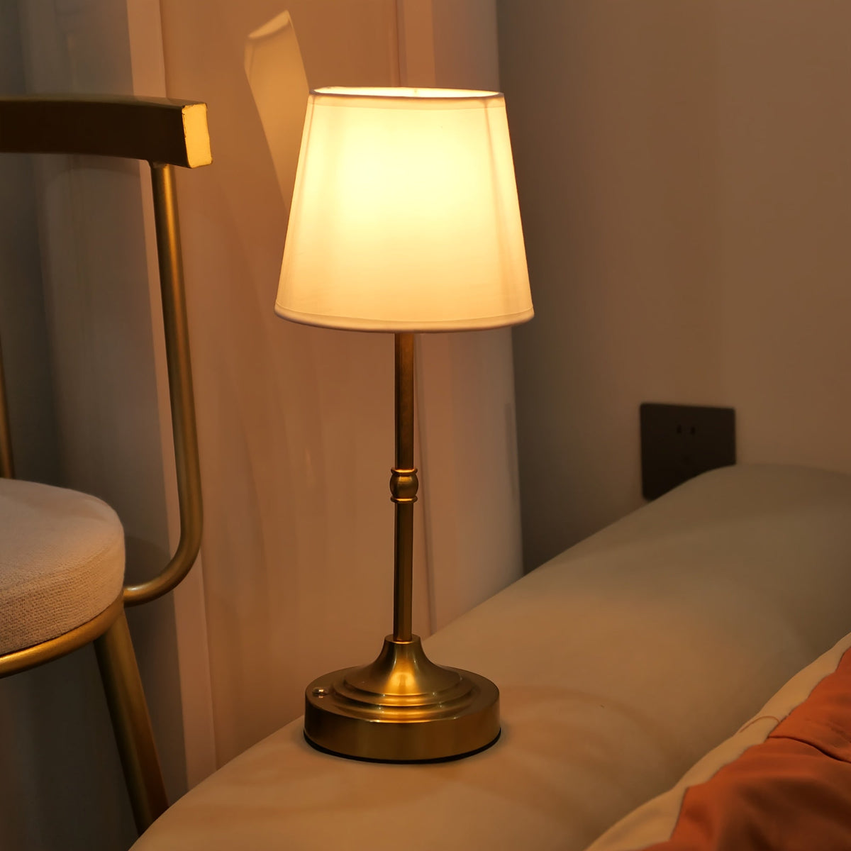 Kabellose Tischlampe mit Stoffschirm