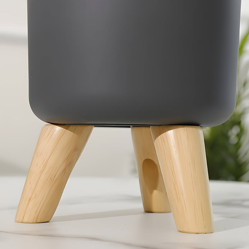 Runder Pflanzkübel mit Holzbeinen
