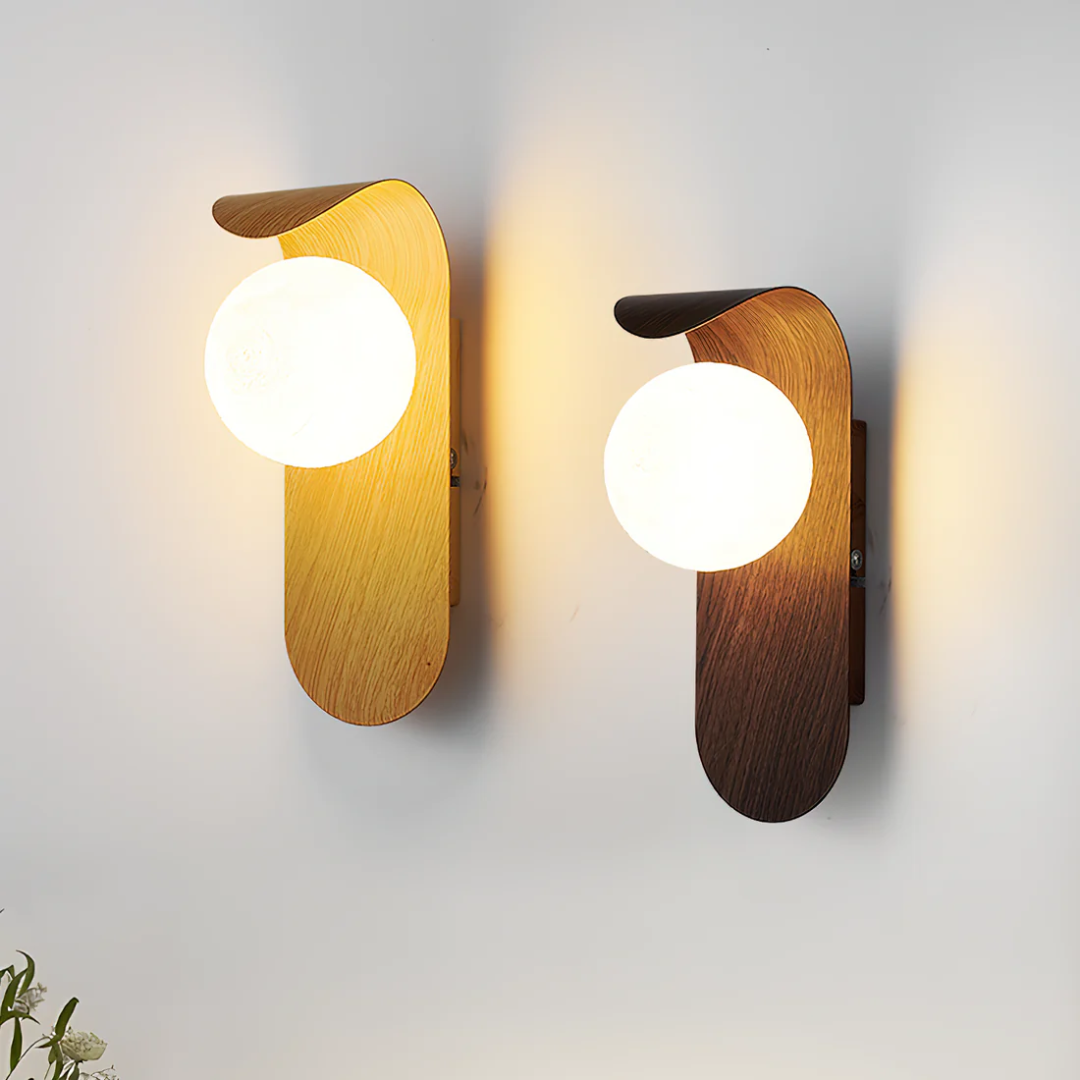 Icar Holz-Wandleuchte mit Glaskugel