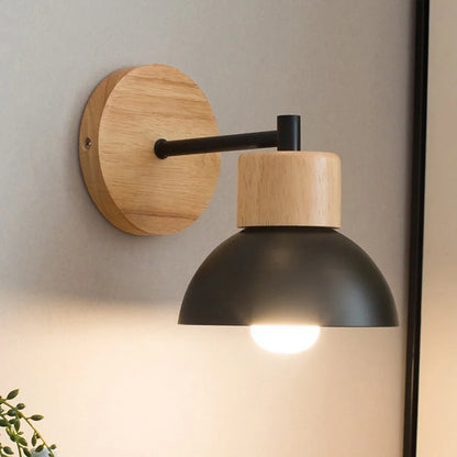 Wandleuchte aus Holz und Metall