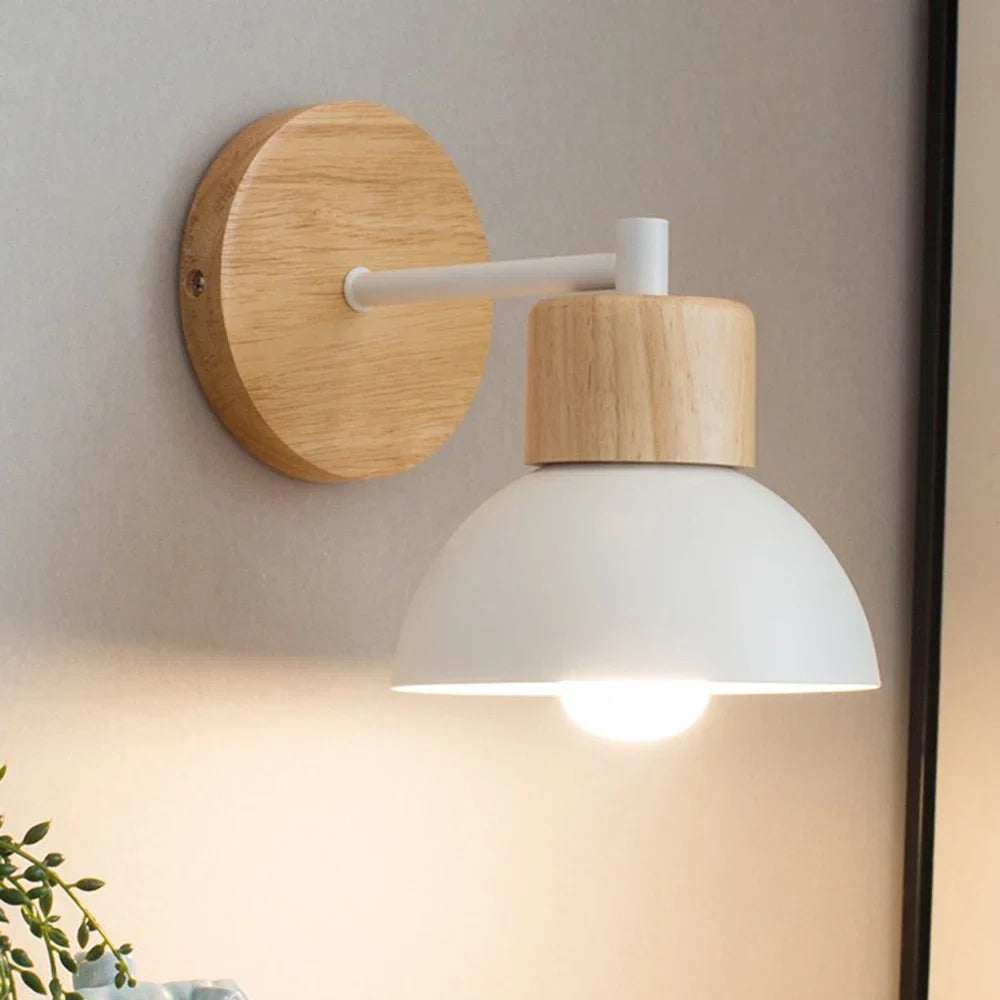 Wandleuchte aus Holz und Metall
