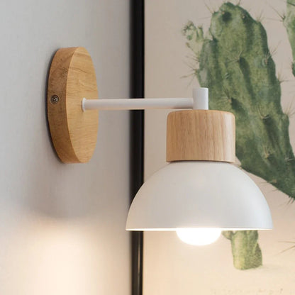 Wandleuchte aus Holz und Metall