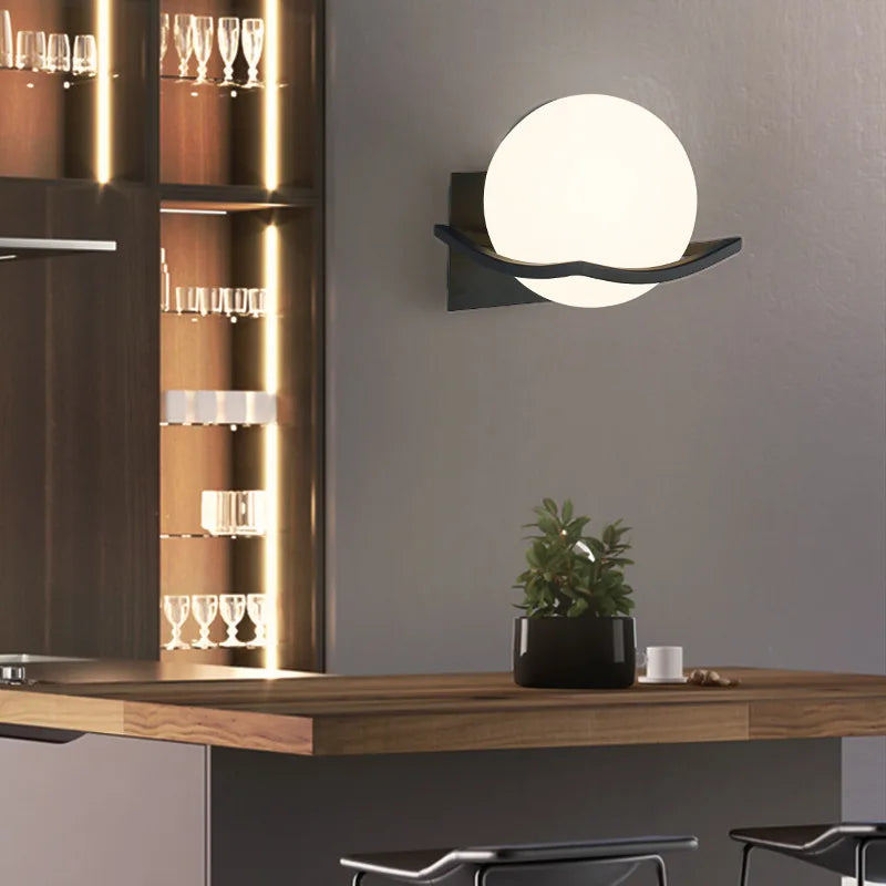 Makar Wandleuchte mit Glaskugel
