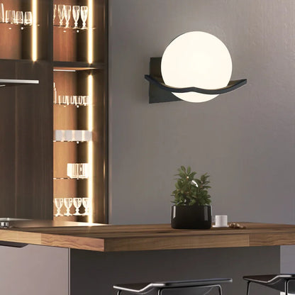 Makar Wandleuchte mit Glaskugel