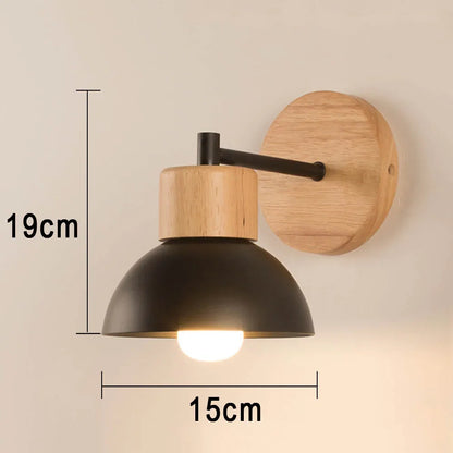 Wandleuchte aus Holz und Metall