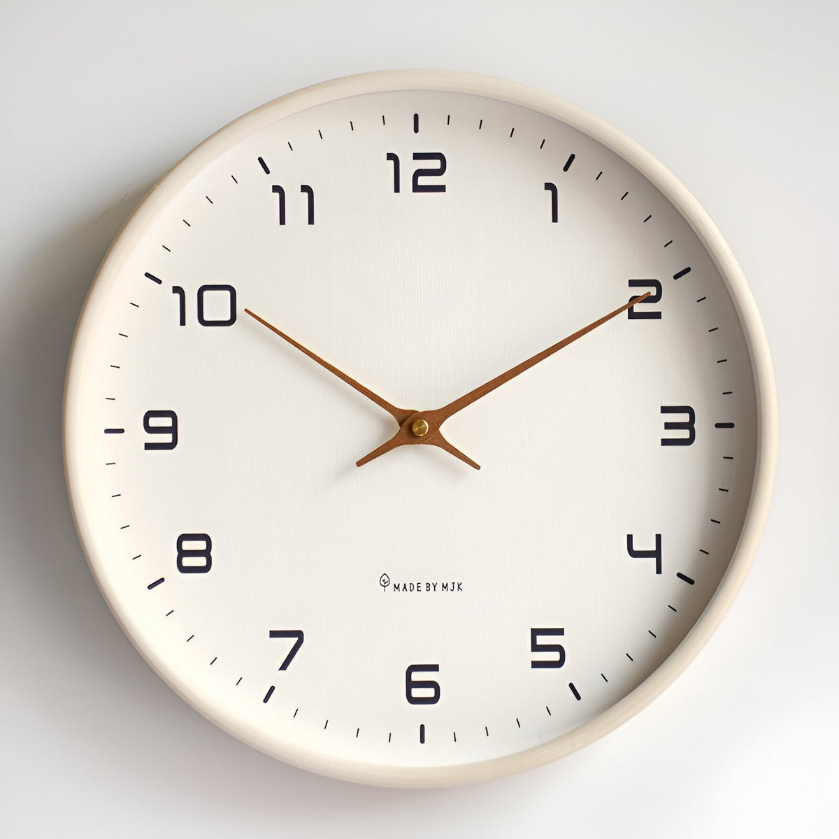Nordic Wanduhr mit Holzrahmen