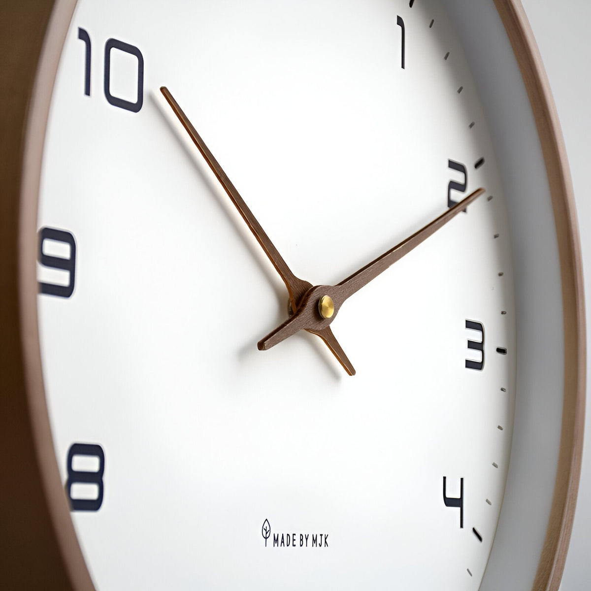 Nordic Wanduhr mit Holzrahmen