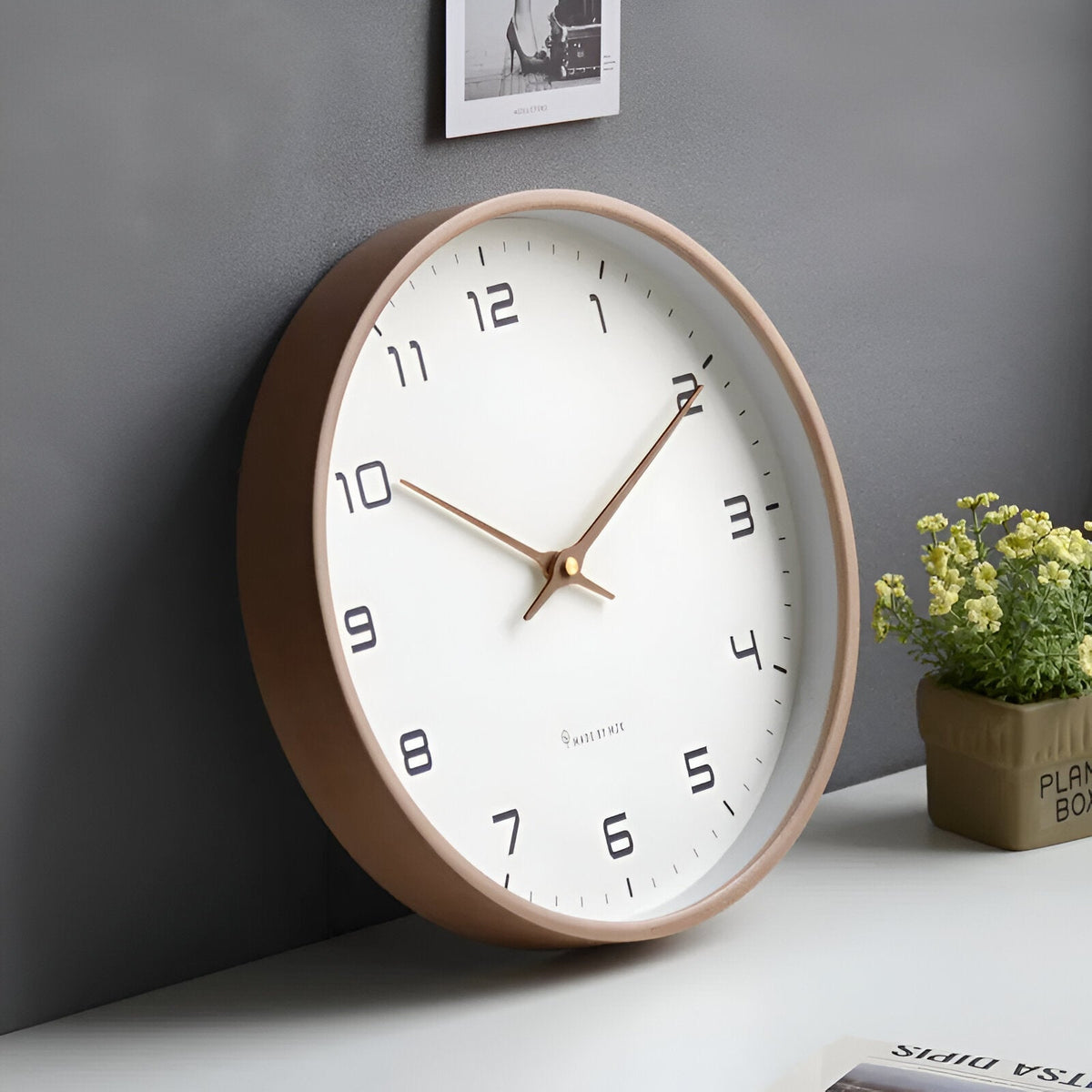 Nordic Wanduhr mit Holzrahmen