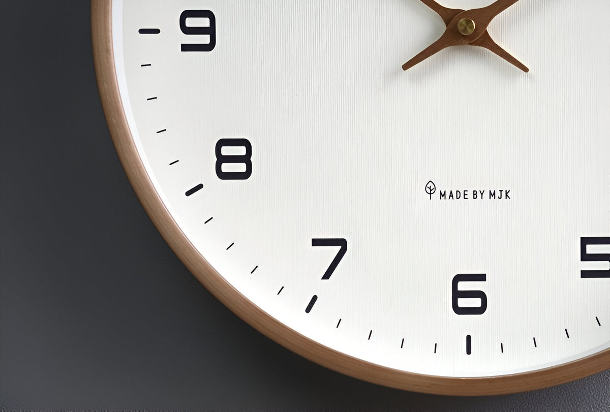 Nordic Wanduhr mit Holzrahmen