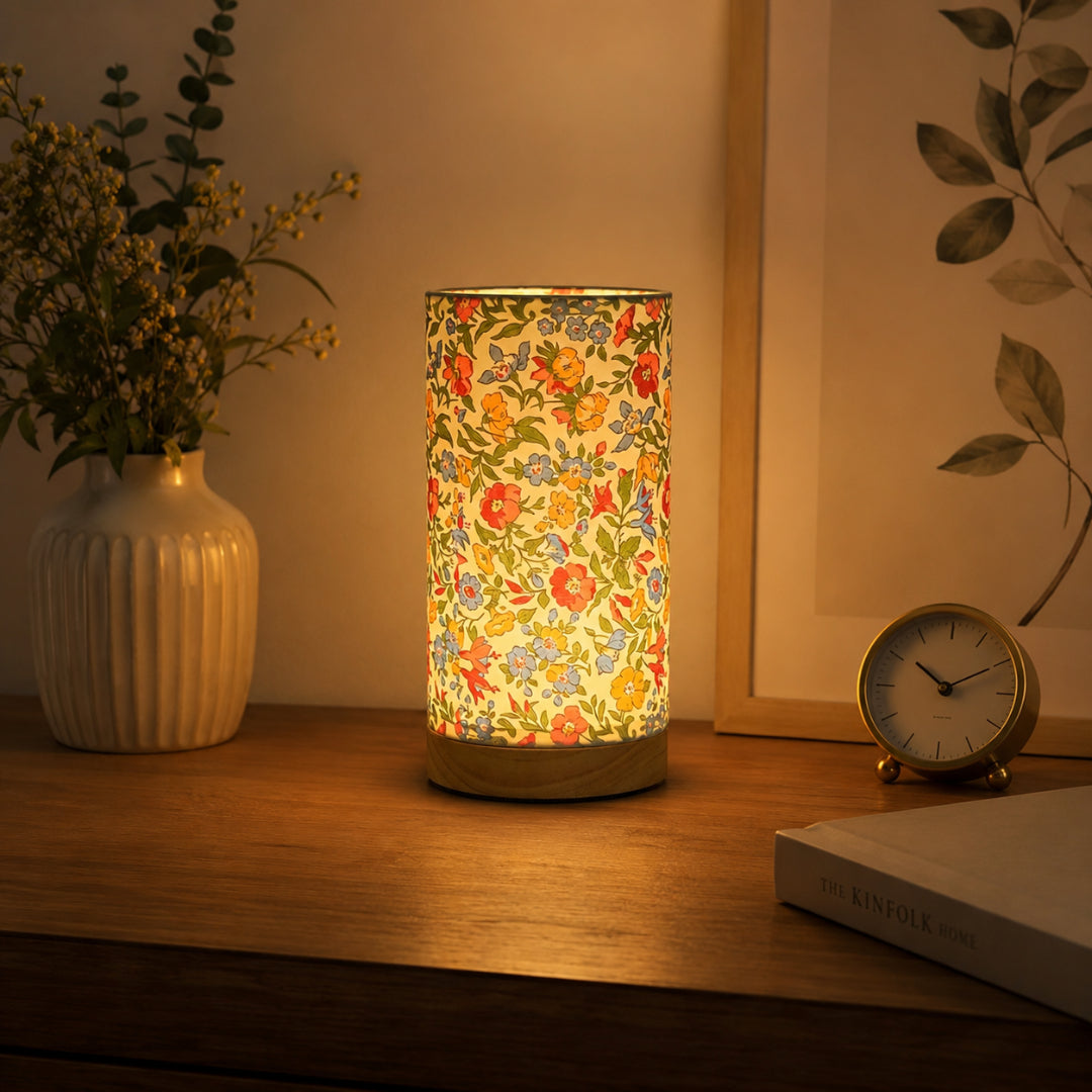 Holz-Tischlampe mit Leinenschirm
