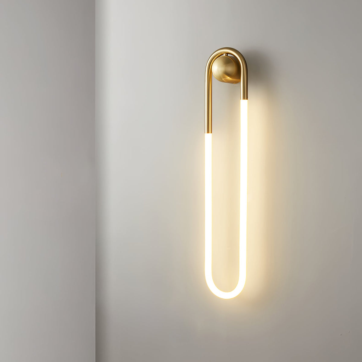 Loop LED-Wandleuchte in Messing oder Schwarz