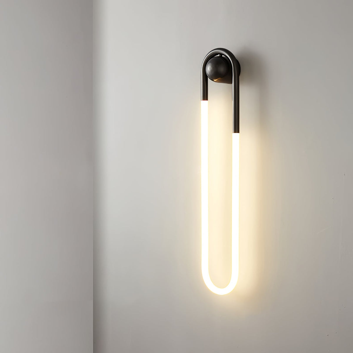 Loop LED-Wandleuchte in Messing oder Schwarz