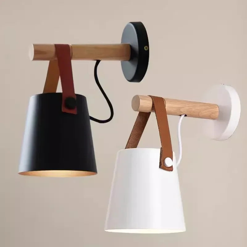 Wandleuchte aus Holz und Leder