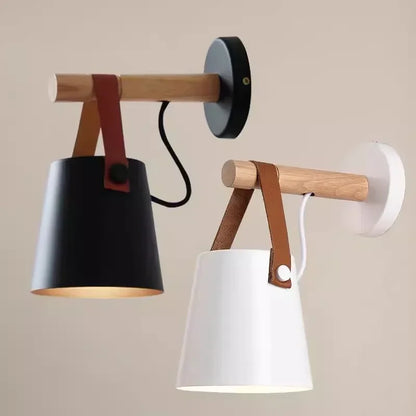 Wandleuchte aus Holz und Leder