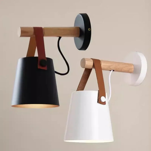 Wandleuchte aus Holz und Leder