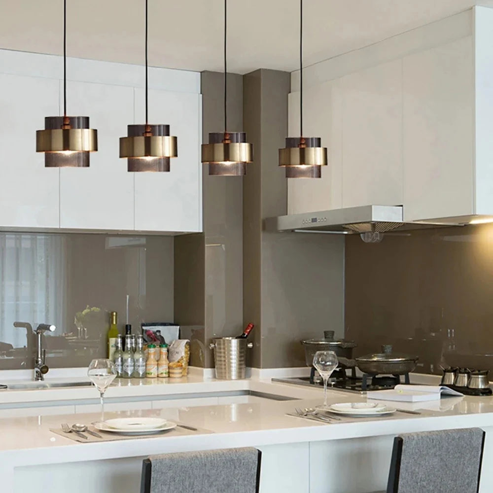 Glas-Pendelleuchte mit Messingband