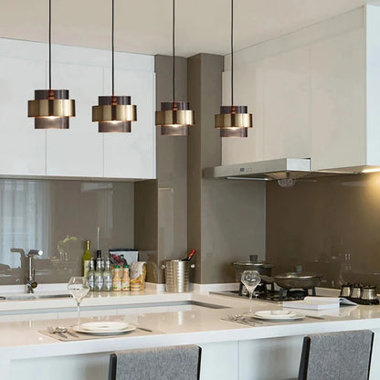 Glas-Pendelleuchte mit Messingband
