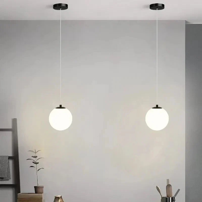 Luna Pendelleuchte mit Opalglaskugel