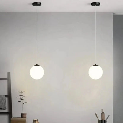 Luna Pendelleuchte mit Opalglaskugel
