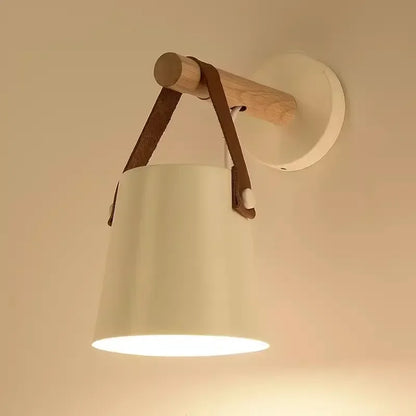 Wandleuchte aus Holz und Leder