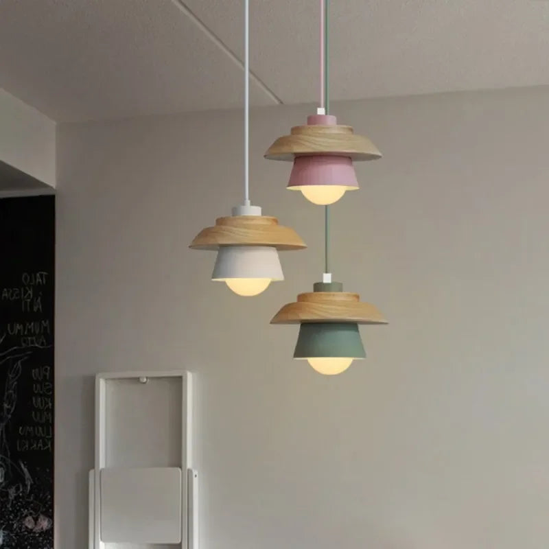 Holz-Pendelleuchte in Macaron-Tönen