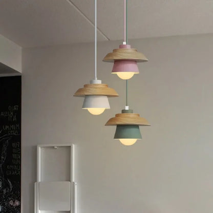 Holz-Pendelleuchte in Macaron-Tönen