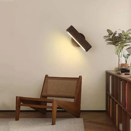 Drehbare Wandleuchte aus Holz