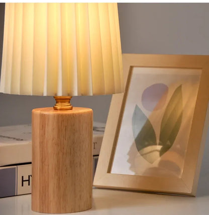 Tischlampe mit Plisseeschirm