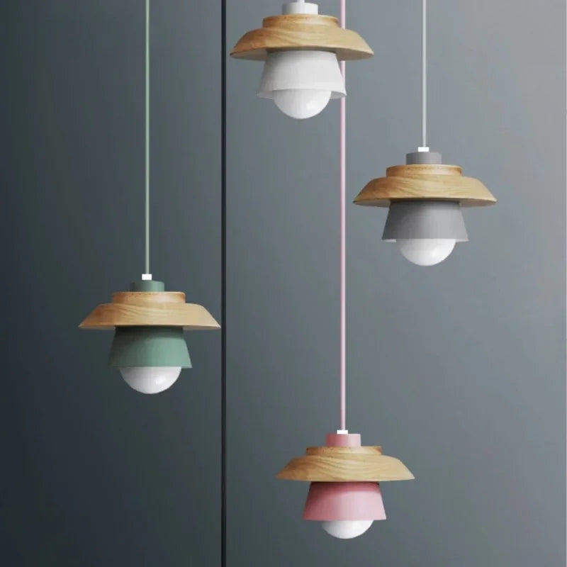 Holz-Pendelleuchte in Macaron-Tönen