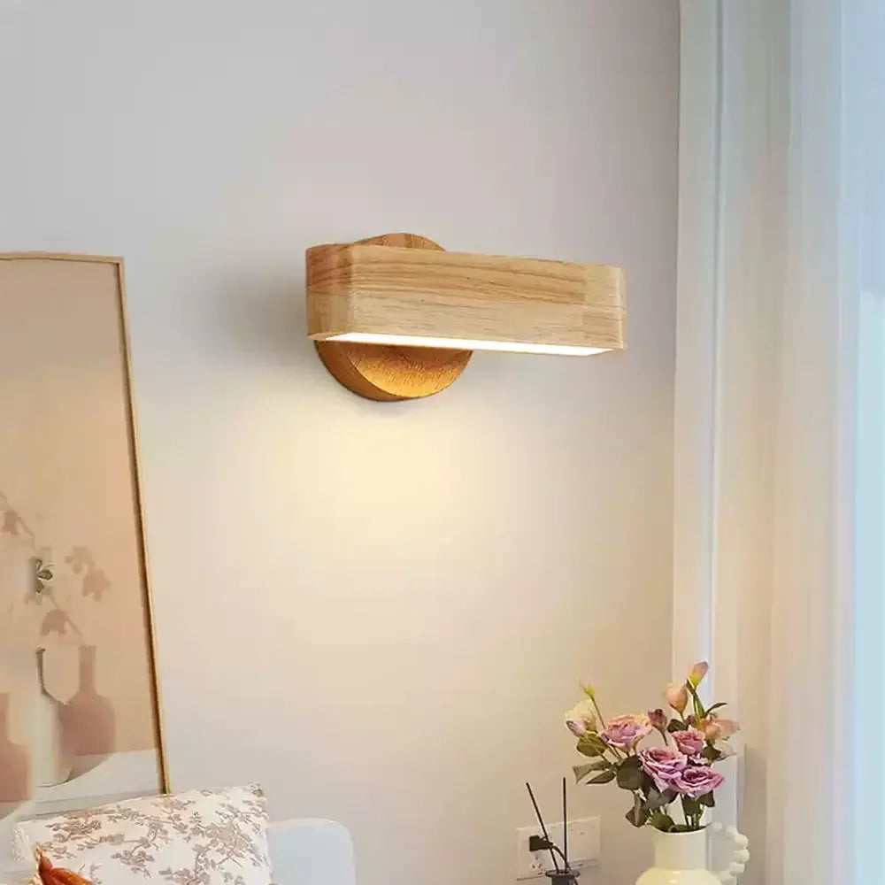 Drehbare Wandleuchte aus Holz