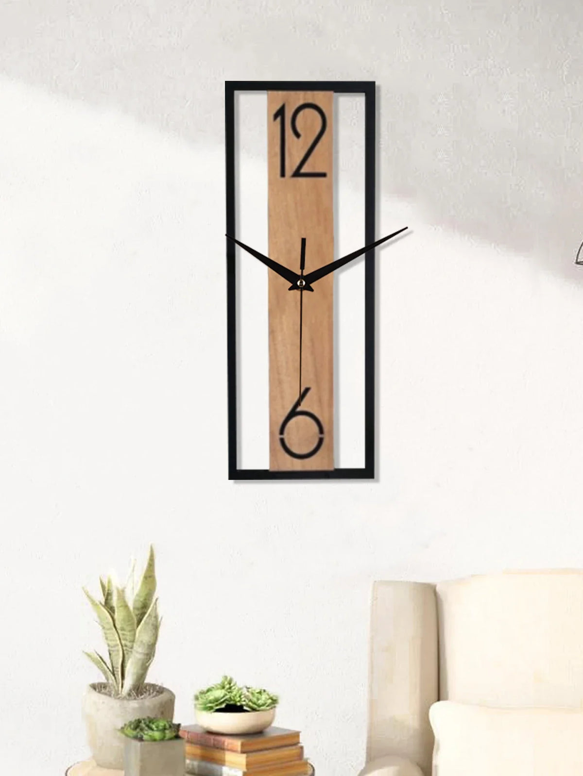 Rechteckige Wanduhr in Holzoptik