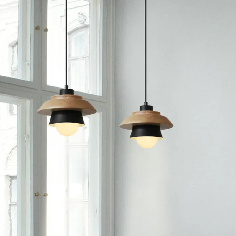 Holz-Pendelleuchte in Macaron-Tönen