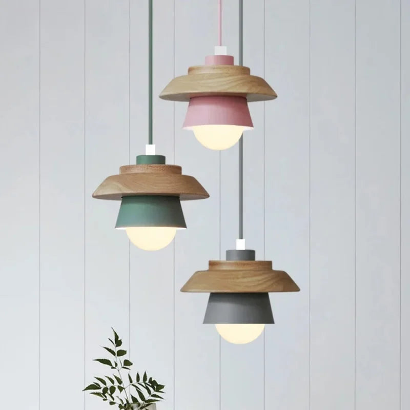 Holz-Pendelleuchte in Macaron-Tönen