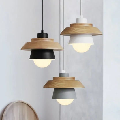 Holz-Pendelleuchte in Macaron-Tönen