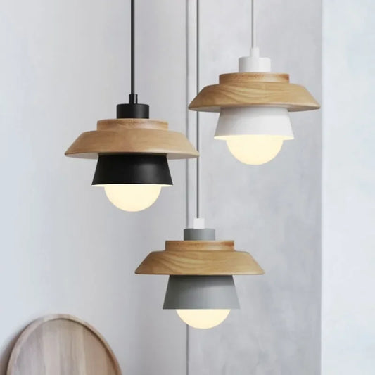 Holz-Pendelleuchte in Macaron-Tönen