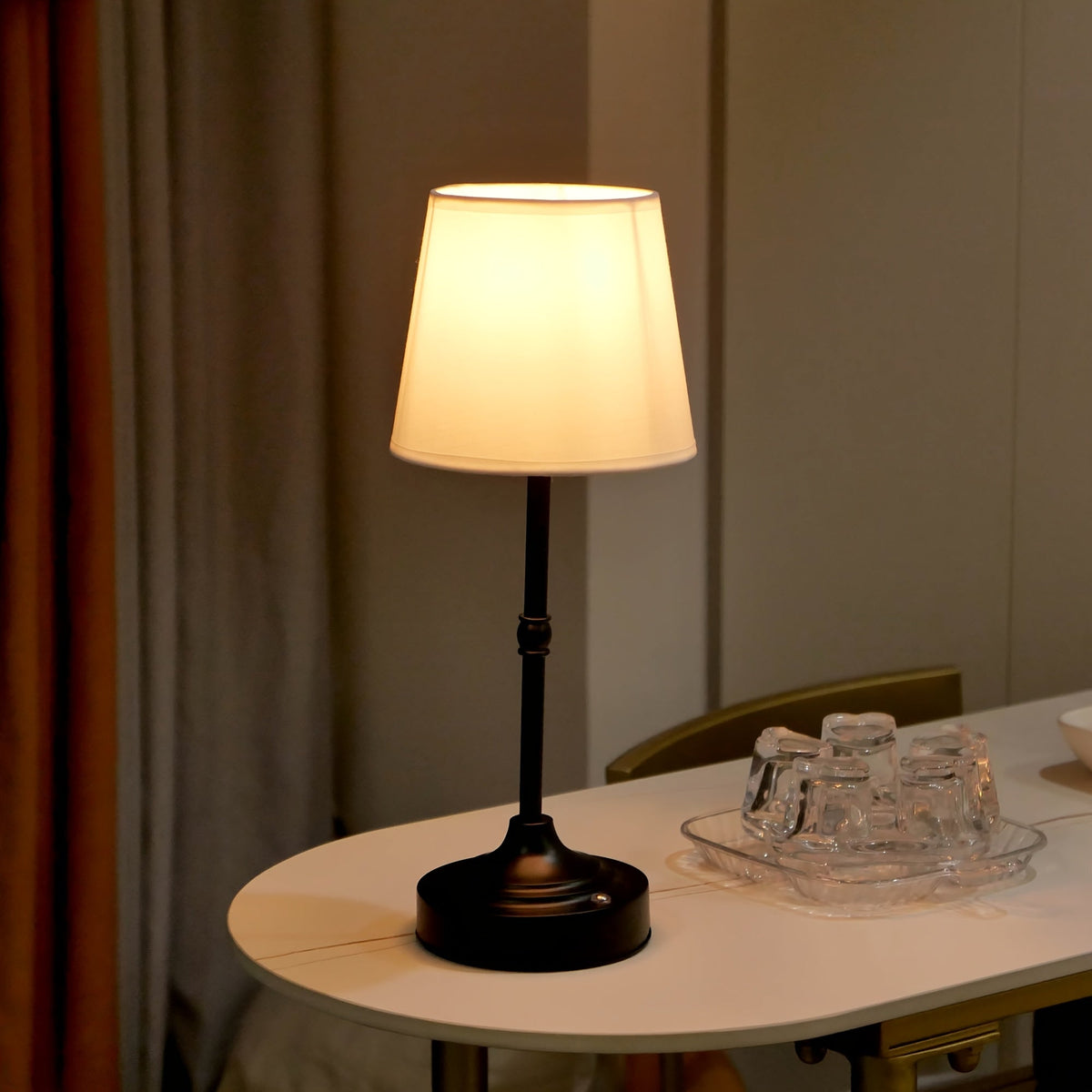 Kabellose Tischlampe mit Stoffschirm