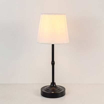 Kabellose Tischlampe mit Stoffschirm
