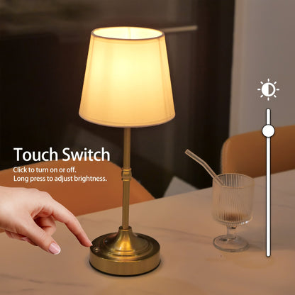 Kabellose Tischlampe mit Stoffschirm
