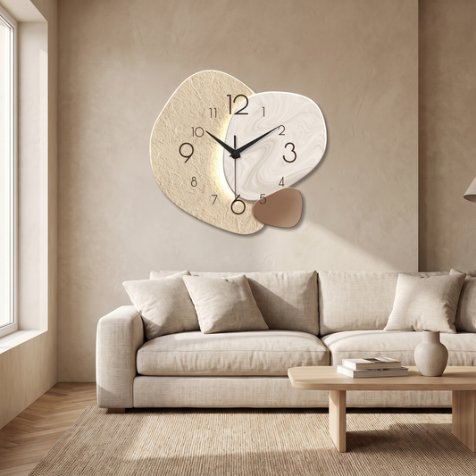 TempoStone Wanduhr über einem Leinensofa im Wohnzimmer