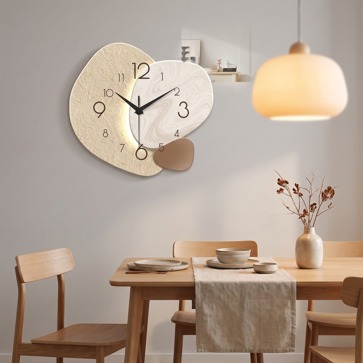 TempoStone Wanduhr im Esszimmer neben Holztisch