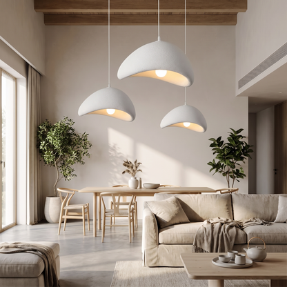 Zenith Glow Kronleuchter in offenem Wohnraum mit hohen Decken