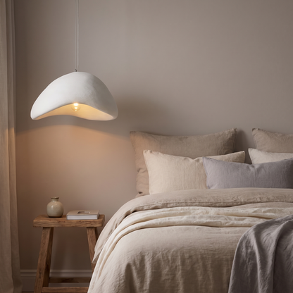 Zenith Glow Kronleuchter im Schlafzimmer neben Leinenbett