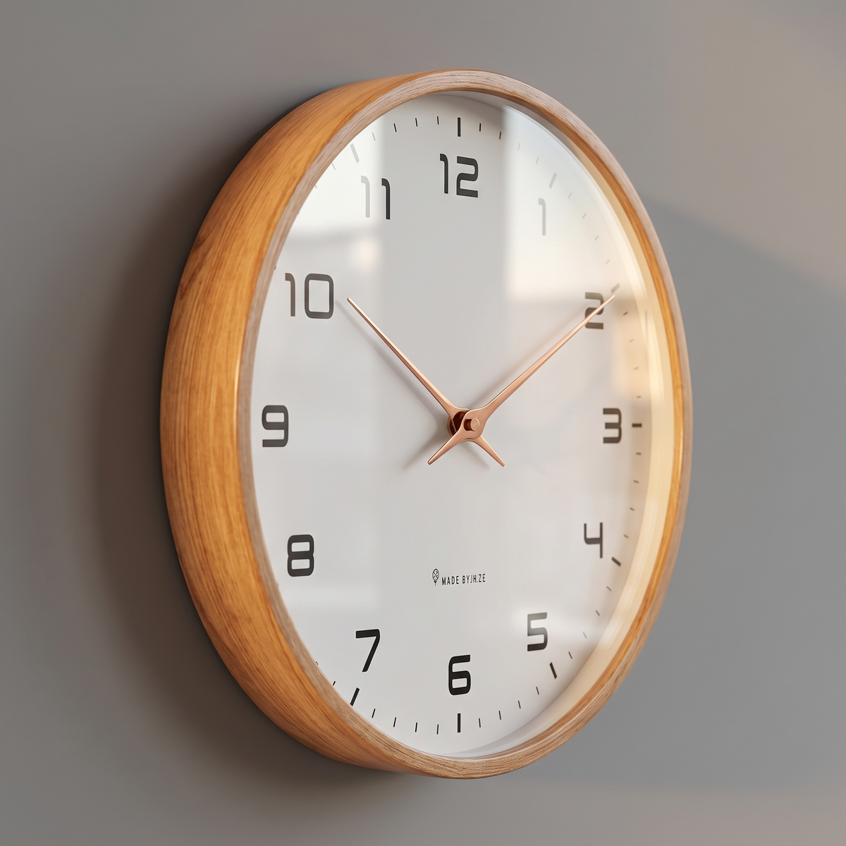 Nahaufnahme der Nordischen Wanduhr mit Holzmaserung und Glasfront